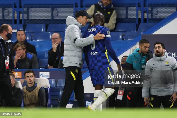 Romelu Lukaku of Chelsea leaves the game injured watched by Thomas Tuchel manager of Chelsea during the UEFA Champions League group H match between...