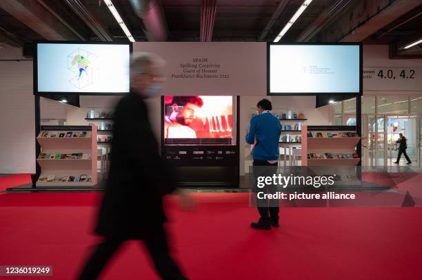 October 2021, Hessen, Frankfurt/Main: A man walks past the Spanish pavilion on the second day for trade visitors at the Frankfurt Book Fair 2021....