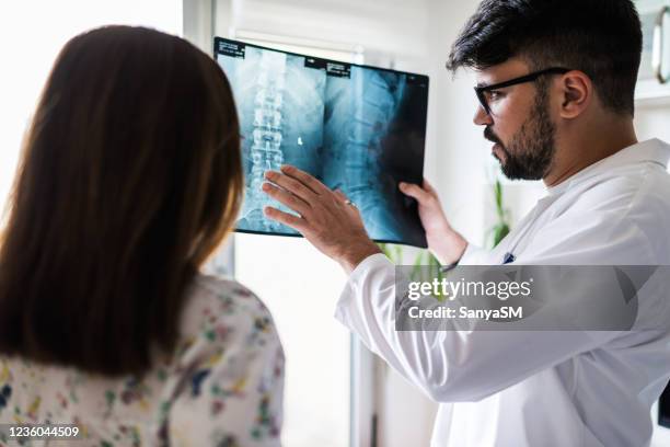 de arbeider van de gezondheidszorg thuis bezoek - ruggengraat stockfoto's en -beelden