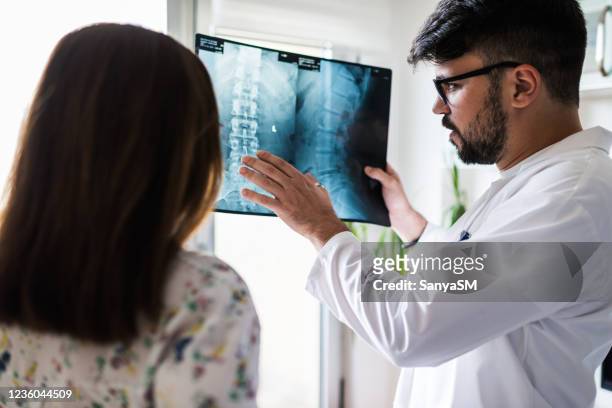 healthcare worker at home visit - coluna vertebral humana imagens e fotografias de stock