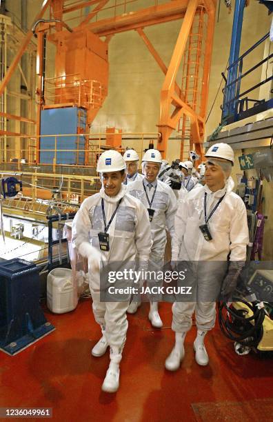 Le ministre de l'Economie et des Finances Nicolas Sarkozy visite la centrale nucléaire de Chinon accompagné par Patrick Ollier président de la...