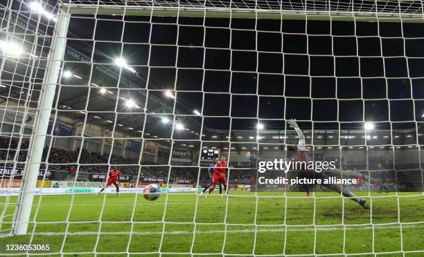 October 2021, North Rhine-Westphalia, Paderborn: Football: 2. Bundesliga, SC Paderborn 07 - Hamburger SV, Matchday 11 at Benteler-Arena. Paderborn's...