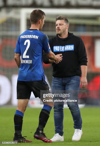 October 2021, North Rhine-Westphalia, Paderborn: Football: 2nd Bundesliga, SC Paderborn 07 - Hamburger SV, Matchday 11 at Benteler-Arena. Paderborn's...