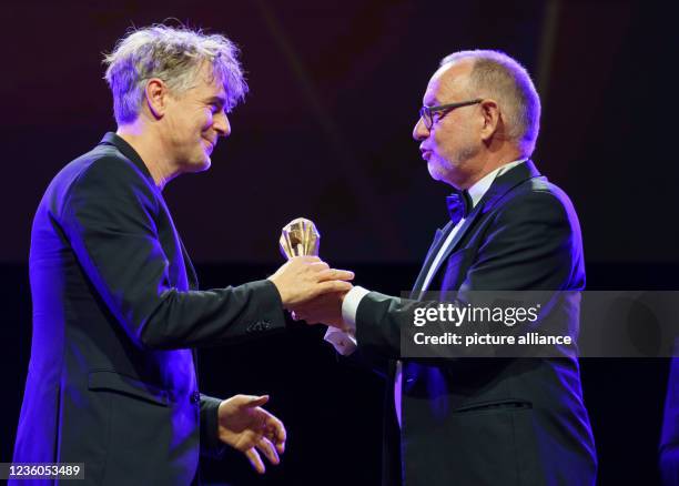 October 2021, Hessen, Offenbach/Main: Actor Jens Harzer receives the award for Best Actor at the Hessian Film and Cinema Awards 2021 for his role in...