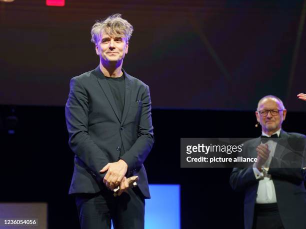 October 2021, Hessen, Offenbach/Main: Actor Jens Harzer is on stage at the Hessian Film and Cinema Awards 2021 after receiving the award for best...