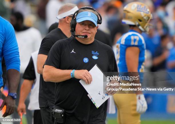 Pasadena, CA Head coach Chip Kelly of the UCLA Bruins reacts against the Oregon Ducks in the first half of a NCAA Football game at the Rose Bowl in...