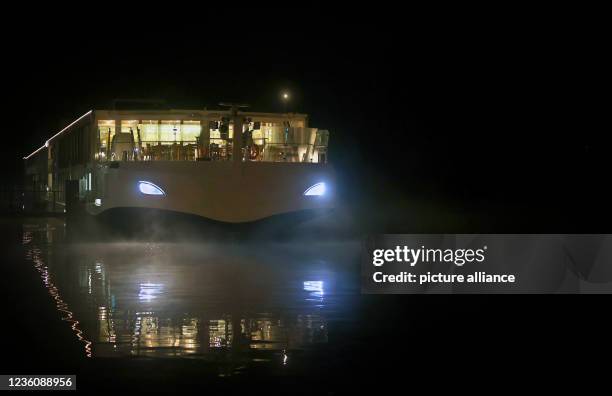 October 2021, Bavaria, Würzburg: The cruise ship VIKING IDI is reflected in the early morning on the foggy Main. Photo: Karl-Josef Hildenbrand/dpa