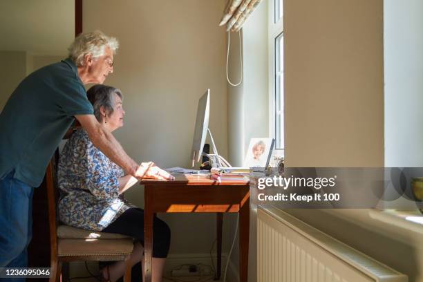 Using A V Computer 100 Computer Photos and Premium High Res Pictures - Getty Images