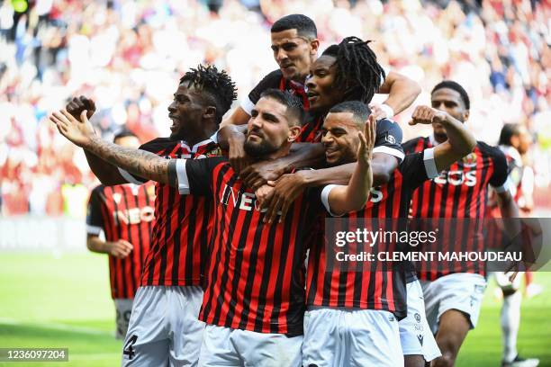 Nice's Algerian forward Andy Delort celebrates with teammates after scoring a penalty and his team's second goal during the French L1 football match...