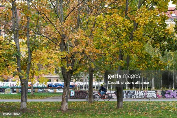 October 2021, Saxony, Leipzig: View of the Lene-Voigt-Park. The 11-hectare park was created on the site of the former Eilenburg railway station and,...