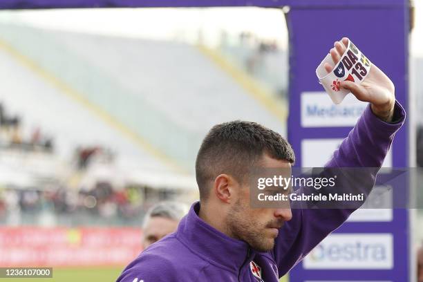 Cristiano Biraghi of ACF Fiorentina raises to the sky the captain's armband dedicated to the memory of Davide Astori, ACF Fiorentina player who died...