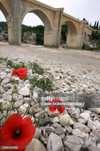 Vue du lit du Gardon à sec, le 20 juin 2006, près du pont Saint-Nicolas entre Nimes et Alès. La préfecture du Gard observe une évolution à la baisse...