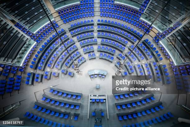 October 2021, Berlin: View into the plenary chamber of the German Bundestag with the new allocation of seats for the 20th legislative period. In the...