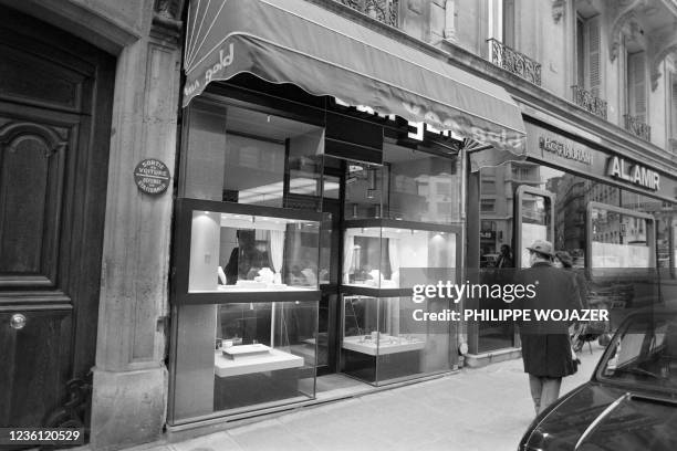 Picture taken on January 21, 1983 shows the jewellery shop "Van Gold" in Paris after a burglary.