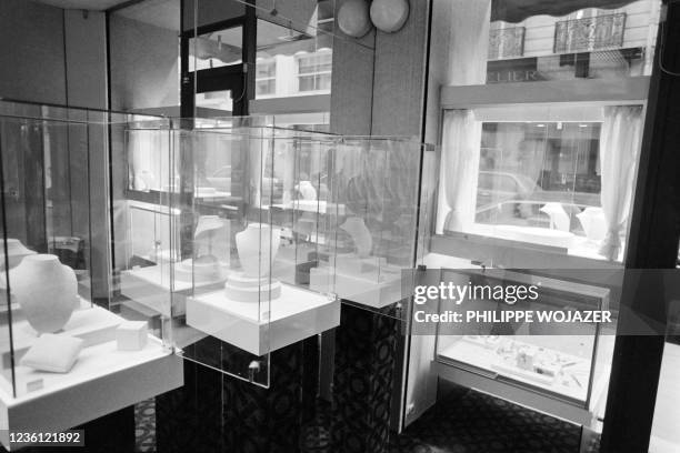 Picture taken on January 21, 1983 shows the jewellery shop "Van Gold" in Paris after a burglary.