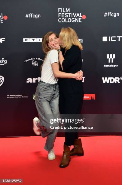 October 2021, North Rhine-Westphalia, Cologne: Actors Leonie Jüttendonk and Annette Frier attend the screening of the RTL / TV Now series KBV - Keine...