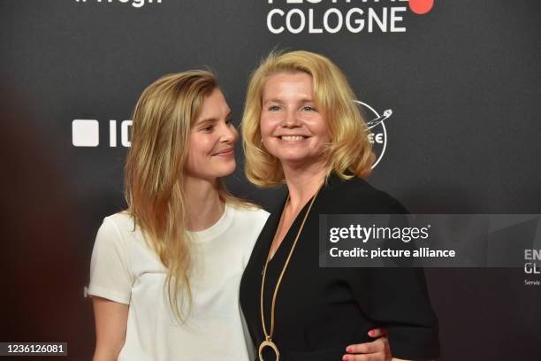 October 2021, North Rhine-Westphalia, Cologne: Actors Leonie Jüttendonk and Annette Frier attend the screening of the RTL / TV Now series KBV - Keine...