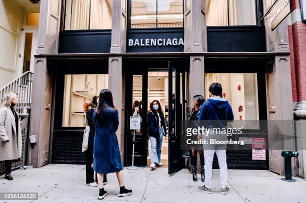 competencia Descartar Doctor en Filosofía Shoppers wait in line to enter a Balenciaga store in the SoHo... Fotografía  de noticias - Getty Images