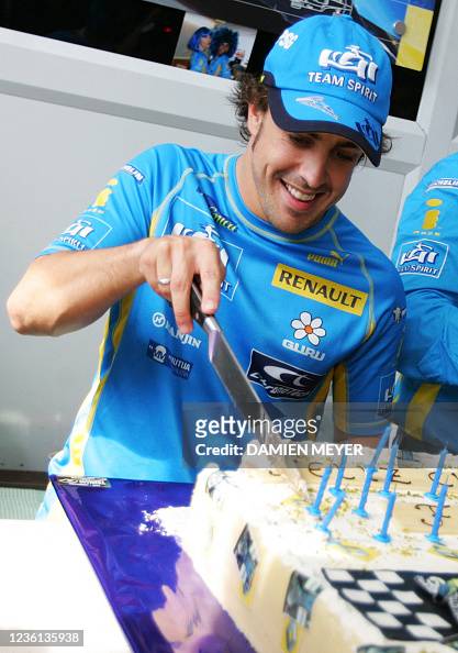  El piloto español de Renault, Fernando Alonso, celebra su 5º cumpleaños... Fotografía de noticias