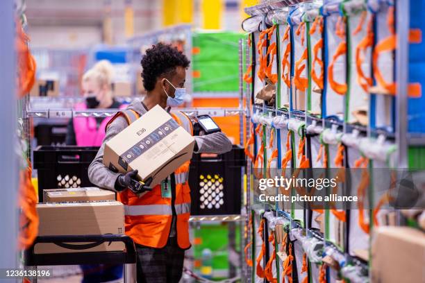 3,778 Amazon Employees Stock Photos, High-Res Pictures, and Images ...