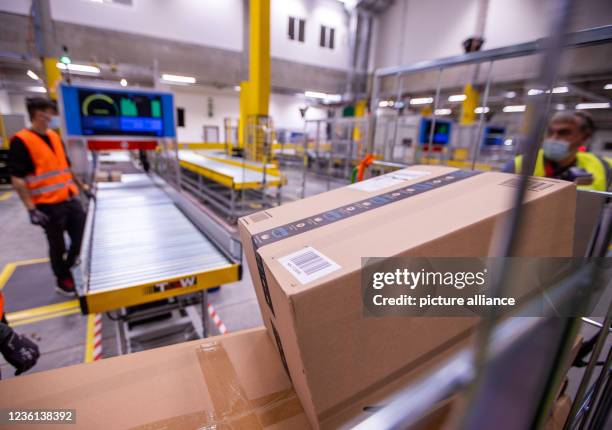 206 Amazon Package Sorting Stock Photos, High-Res Pictures, and Images ...