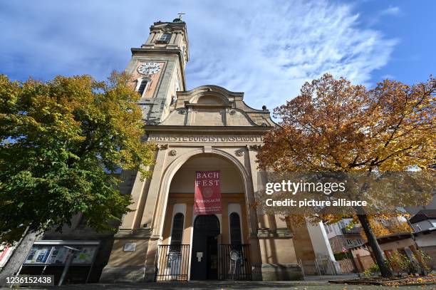 October 2021, Thuringia, Eisenach: A banner with the words "Bachfest Eisenach" hangs above the entrance to the Georgenkirche, the church where Johann...