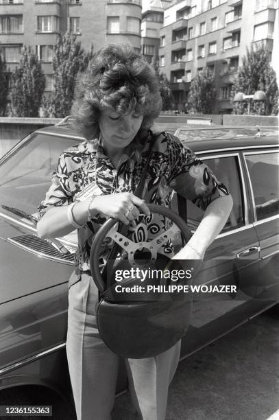 Une femme fait la démonstration d'un volant détachable, invention présentée le 27 avril1984 au Concours Lépine Porte de Versailles à Paris, qu'elle...