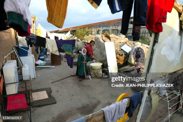 Une femme fait la lessive, le 26 septembre 2002 dans le bidonville de Vaulx-en-Velin, près de Lyon. Ce bidonville qui est occupé par près de 600...