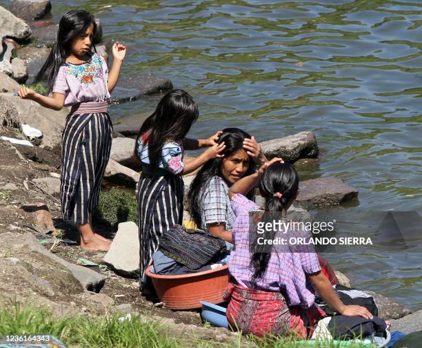 Una familia indígena permanece el 08 de julio de 2005 a orillas de el Lago de Atitlan, 180 km al oeste de Ciudad de Guatemala. Niños y adolescentes...