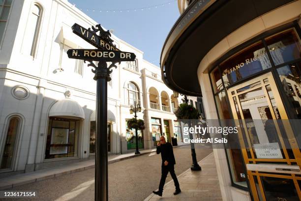 129 Rodeo Drive Shopping Center Stock Photos, High-Res Pictures, and Images  - Getty Images