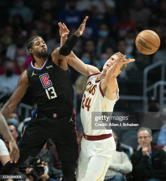 Los Angeles, CA Cleveland Cavaliers forward Lauri Markkanen, right, battles LA Clippers guard Paul George for a rebound in the second half at the...