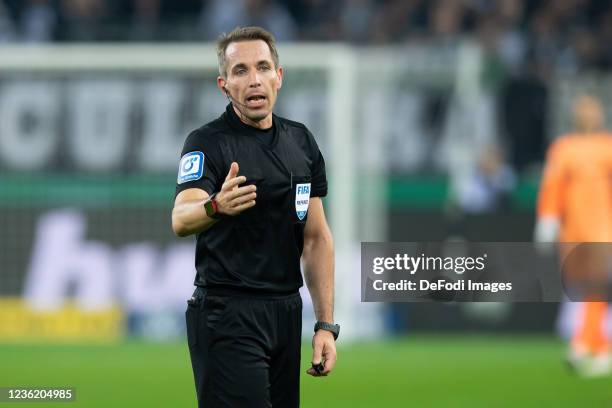 Referee Tobias Stieler gestures during the DFB Cup second round match between Borussia Mönchengladbach and Bayern München at Borussia Park Stadium on...