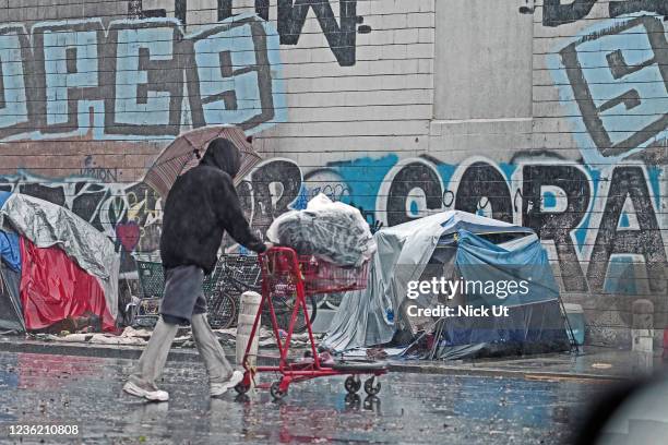 Homeless While Raining La County Homeless Photos and Premium High Res Pictures - Getty Images