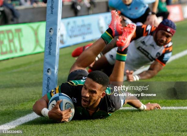 Courtnall Skosan of Northampton Saints scores his side's first try during the Gallagher Premiership Rugby match between Northampton Saints and...