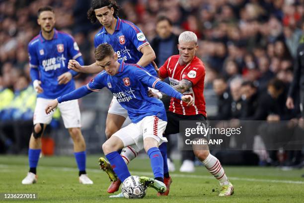 Daan Rots of FC Twente, Ramiz Zerrouki of FC Twente, Philipp Max of PSV Eindhoven during the Dutch Eredivisie match between PSV Eindhoven and FC...