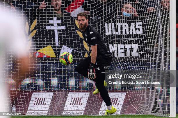 Alexandre Oukidja of FC Metz suffers a score from Wahbi Khazri of Saint-Etienne during the Ligue 1 Uber Eats match between Metz and Saint-Etienne at...