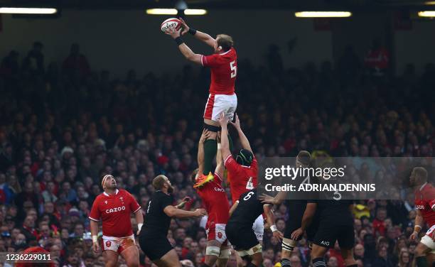 Leaping Trys Rugby Rugby Player Leaping Up To Catch Ball Photos and Premium High Res ...