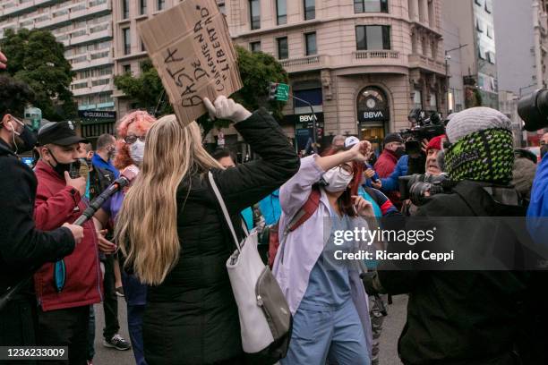 An anti-quarantine protester attacks a pro-government demonstrator on May 30, 2020 in Buenos Aires, Argentina.