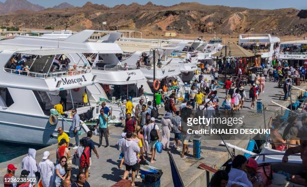 Picture taken on September 29, 2021 shows Russian tourists in the Egyptian Red Sea resort of Sharm el-Sheikh. - Russian tourists are beginning to...