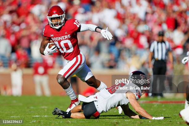 Safety Patrick Fields of the Oklahoma Sooners takes off running with an interception off a tipped ball against wide receiver Dalton Rigdon of the...