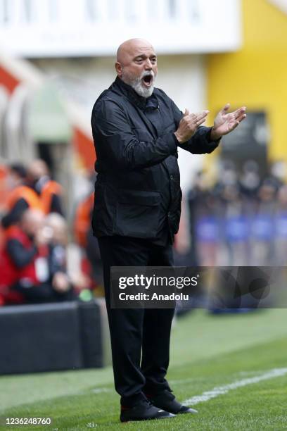 Head coach Hikmet Karaman of Kayserispor gives tactics to his players during Turkish Super Lig match between Yukatel Kayserispor and VavaCars Fatih...