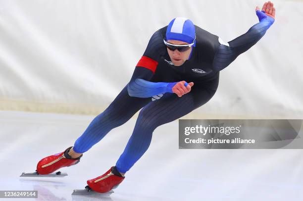 October 2021, Bavaria, Inzell: Speed skating German Championships, decision, 1500 meters men. Jeremias Marx skates on the ice. Photo: Karl-Josef...