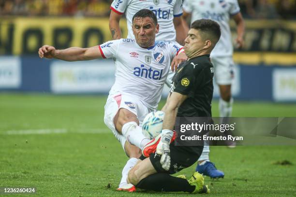 Gonzalo Bergessio of Nacional competes for the ball with Kevin Dawson of Peñarol during a match between Peñarol and Nacional as part of Clausura 2021...