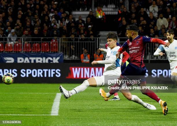 Marseille's Argentinian defender Leonardo Balerdi fights for the ball with Clermont's French forward Jim Allevinah during the French L1 football...