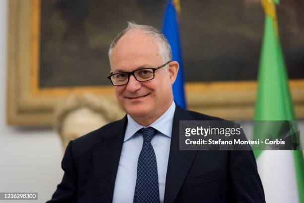 In his first press conference at the Campidoglio, the new mayor of Rome, Roberto Gualtieri, presented the city's extraordinary cleaning plan on...