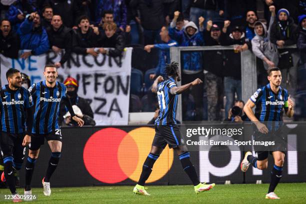 Duván Zapata of Atalanta celebrating his goal with his teammates during the UEFA Champions League group F match between Atalanta and Manchester...