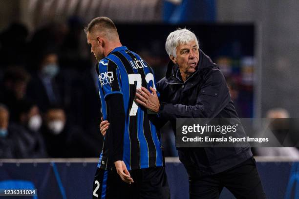 Atalanta Head Coach Gian Piero Gasperini high five his players Josip Ilicic of Atalanta after been substituted during the UEFA Champions League group...