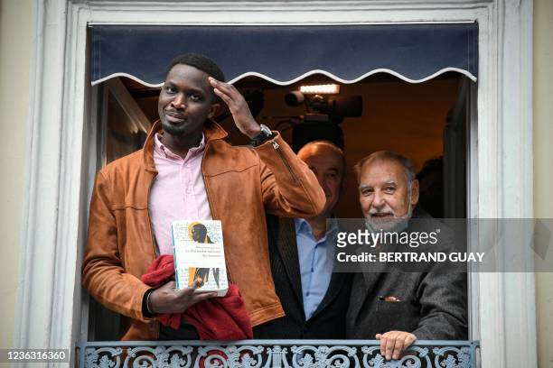 Senegalese novelist Mohamed Mbougar Sarr poses for the press after being awarded with the Prix Goncourt literary prize for his novel "La plus secrete...