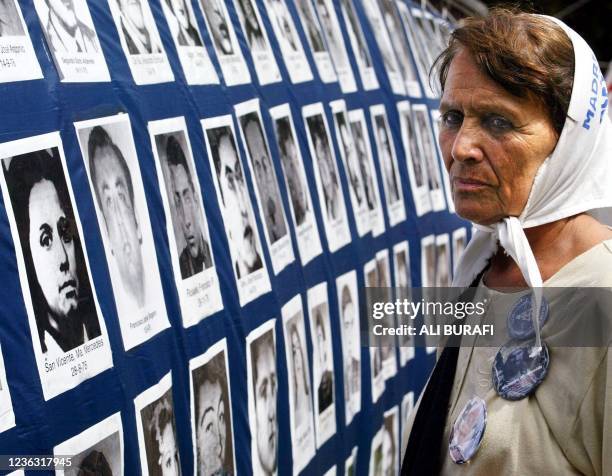 Taty Almeida observes a flag with pictures of disappeared victims in Buenos Aires, Argentina 04 December 2002. Taty Almeida, integrante de la...