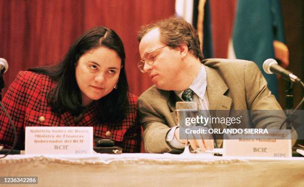 La ministra de Finanzas de Honduras, Gabriela Nunez, dialoga el 23 de marzo 1999, con el director de la Iniciativa de los Paises Pobres Altamente...